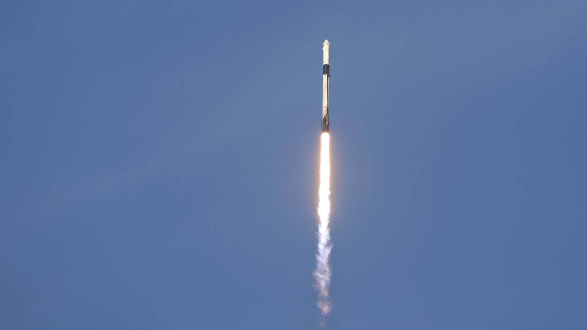 U ISS zakotvila kosmická loď Crew Dragon, umožní návrat uvázlých astronautů