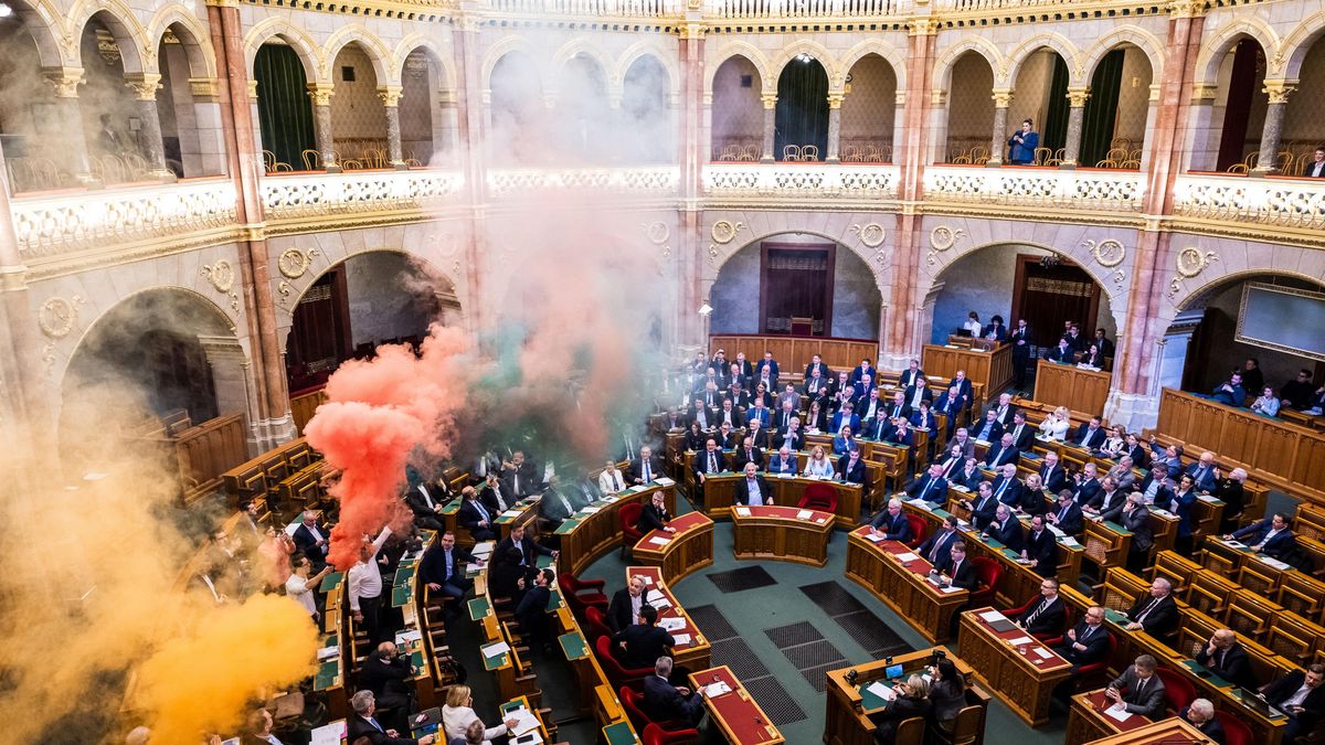 Za protest s dýmovnicemi v maďarském parlamentu dostali opoziční poslanci až milionové pokuty