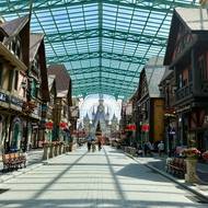 Nejen vstupní bránu lemují obchody a restaurace.