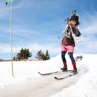 Dřevěné lyže nemají oproti těm moderním hrany, takže není tak jednoduché jezdit do zatáček.