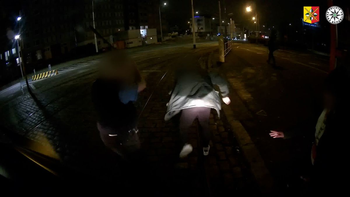 Řidič pražské tramvaje praštil cestujícího kovovou tyčí, policie hledá svědky
