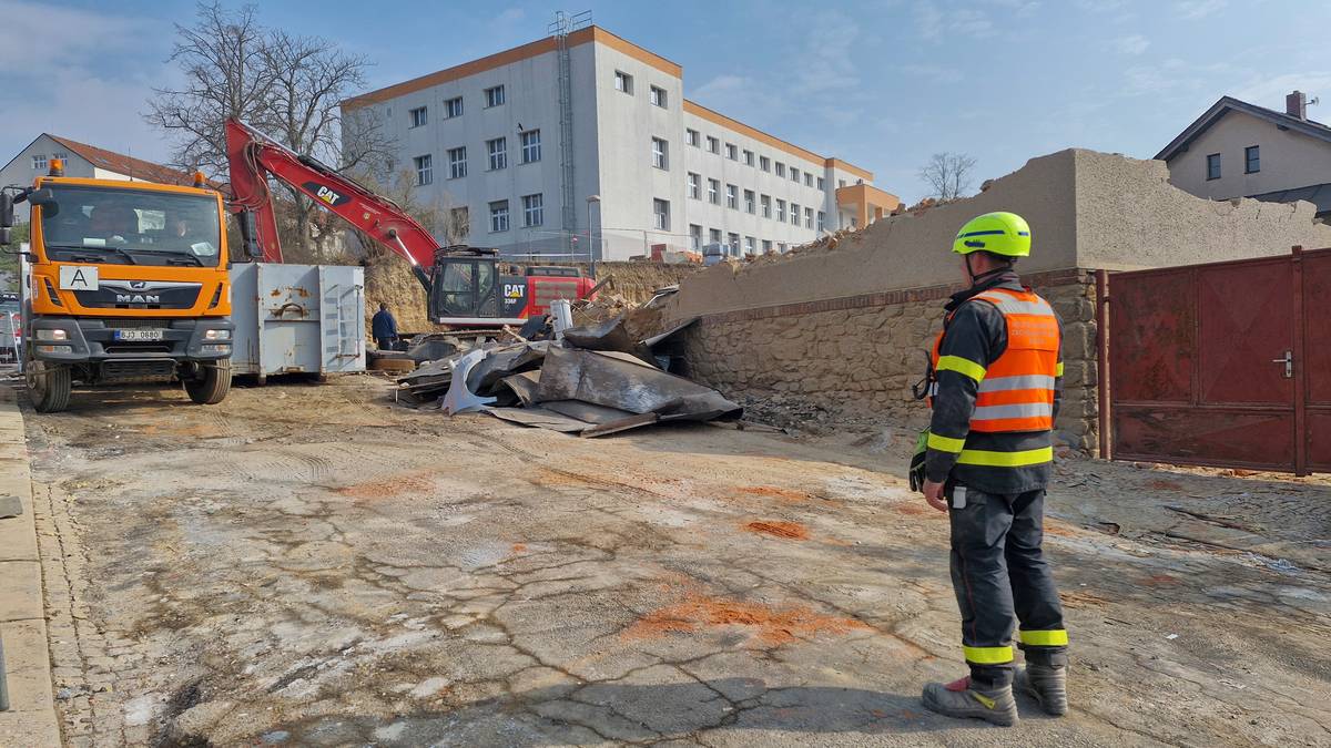 Hasiči od pondělního odpoledne bourají dům v Havlíčkově Brodě, který nenávratně poškodil výbuch. Snímek je z úterního dopoledne.