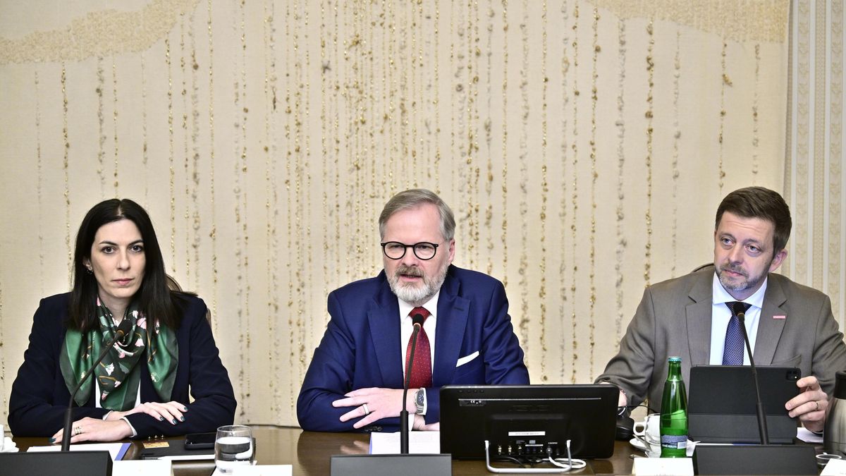 Židle opozice zůstaly prázdné. Je to od nich nebezpečné a nezodpovědné, řekl Fiala