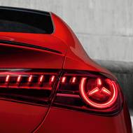 Přední i zadní světla mají třícípou hvězdu v grafice.