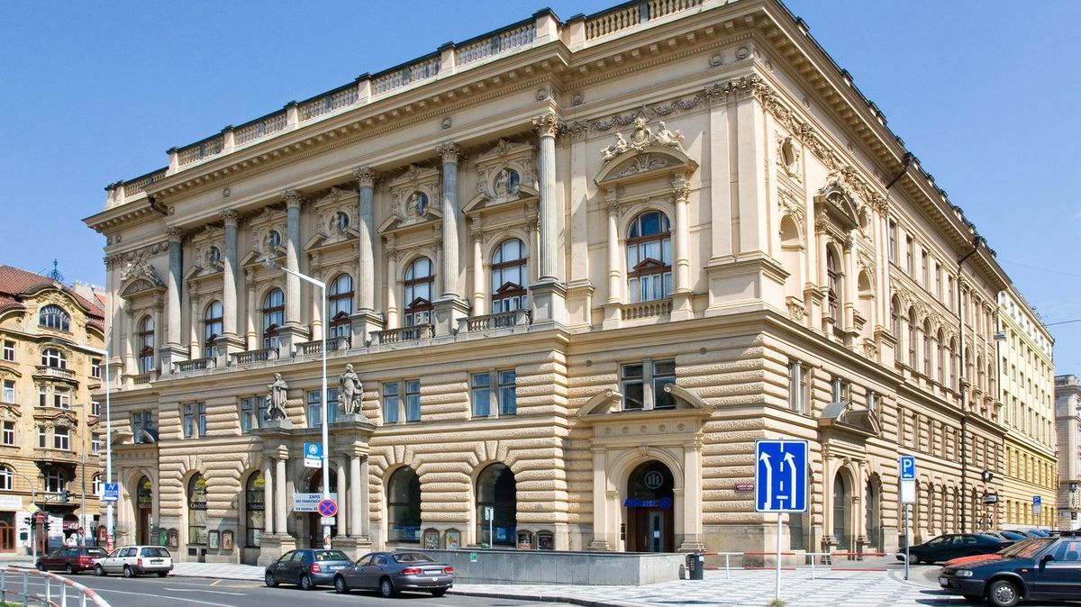 Stát nabízí pražský Národní dům na Vinohradech. Za někdejší ÚKDŽ chce minimálně 760 milionů