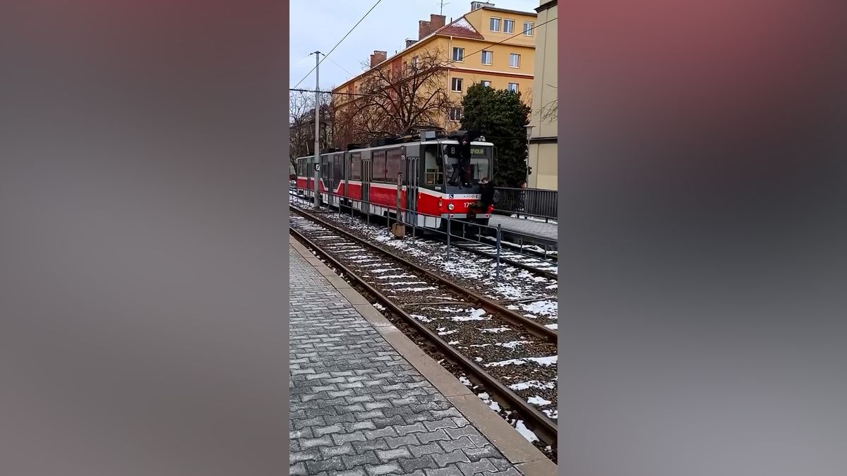 Vandalové stále více útočí na brněnskou MHD, riskují na střechách i spřáhlech tramvají