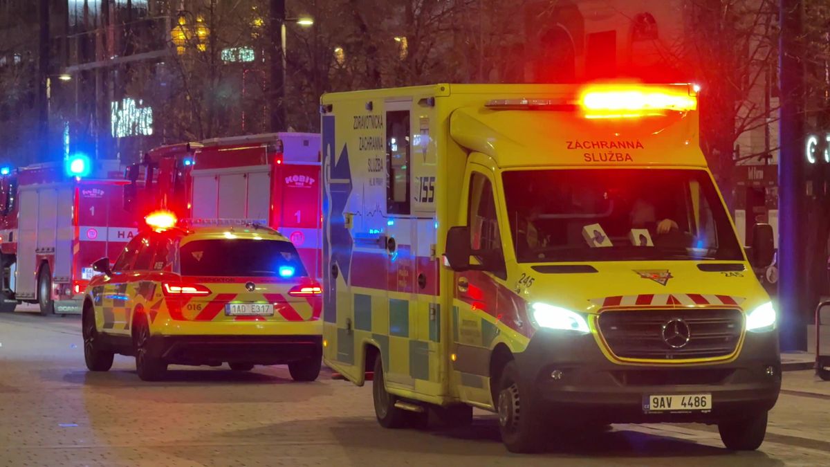 Policejní manévry na Václaváku kvůli podezřelému předmětu. Evakuovány byly stovky lidí