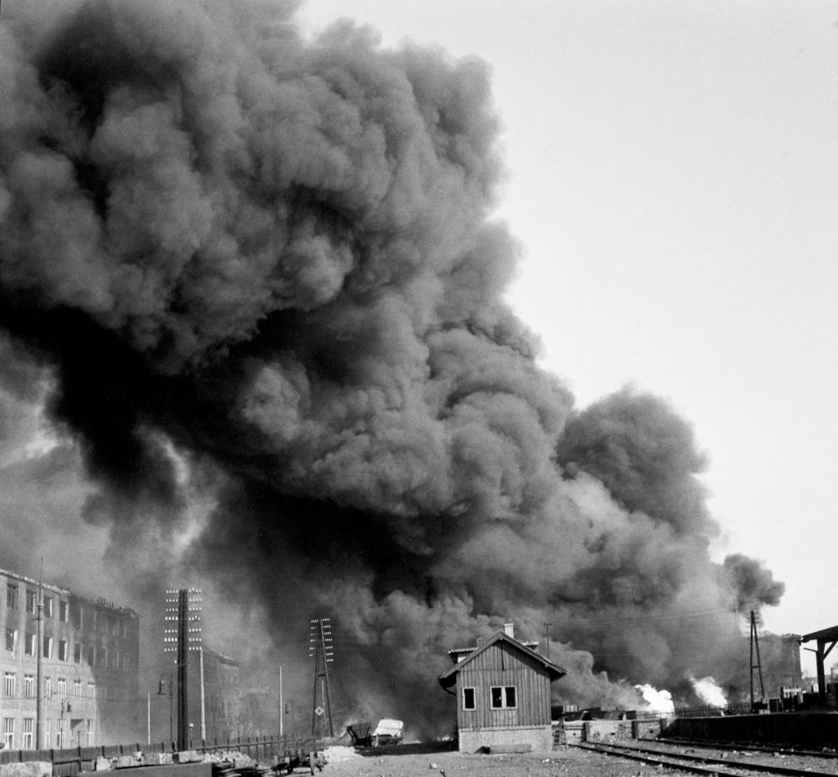 Praha po leteckém bombardování 25. března 1945