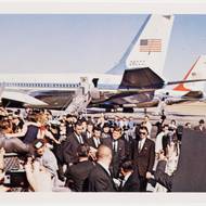 V půl 12 dopoledne dosedá Air Force One po krátkém přeletu na letišti Love Field v Dallasu. Zde se prezidentský pár zdraví s místními a médii.