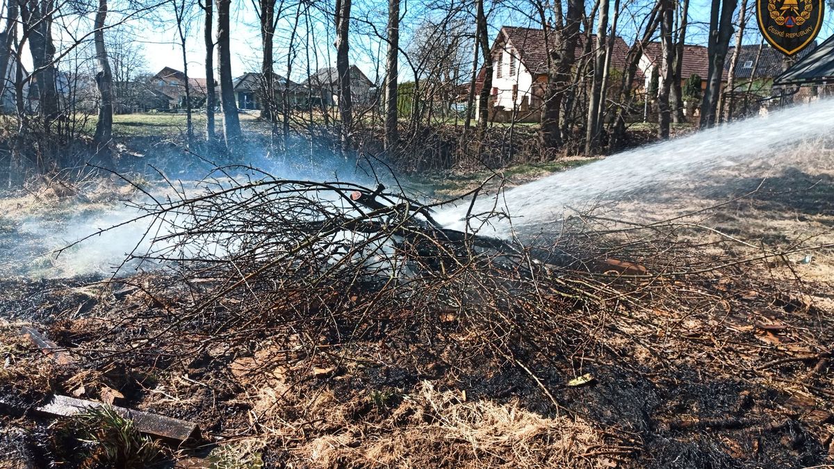 Hasiči měli na Vsetínsku napilno, lidé pálili klestí