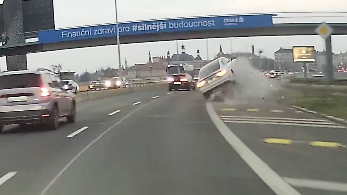 Chtěl udělat myšku. Svědek poskytl video šílené jízdy řidiče audi na Nuselském mostě