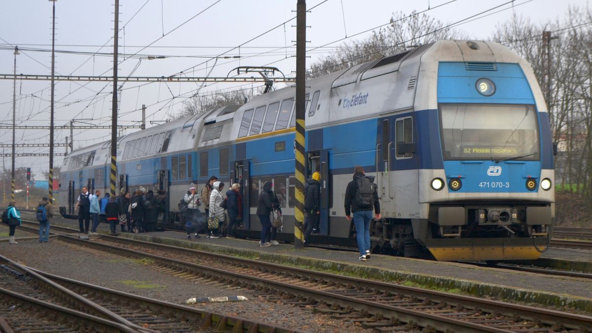 Stovky cestujících uvízly v nejedoucích vlacích u Čelákovic