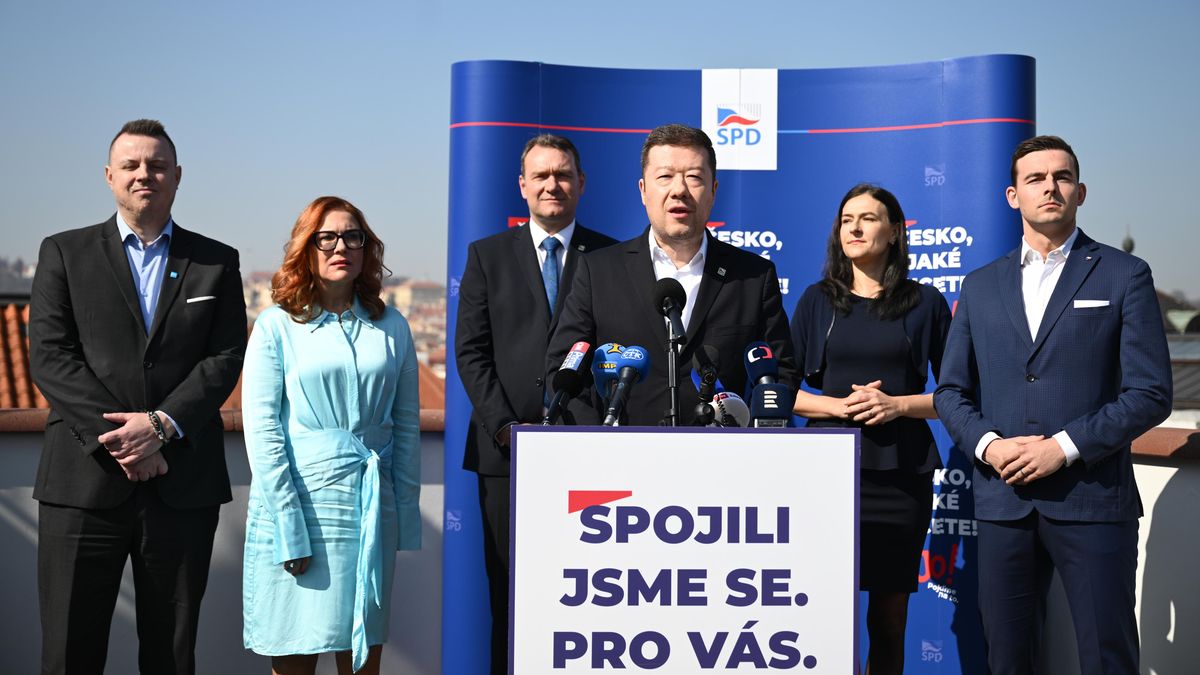 Okamura se spojil s dalšími stranami, stále ale opakuje, že koalice Spolu je podvod