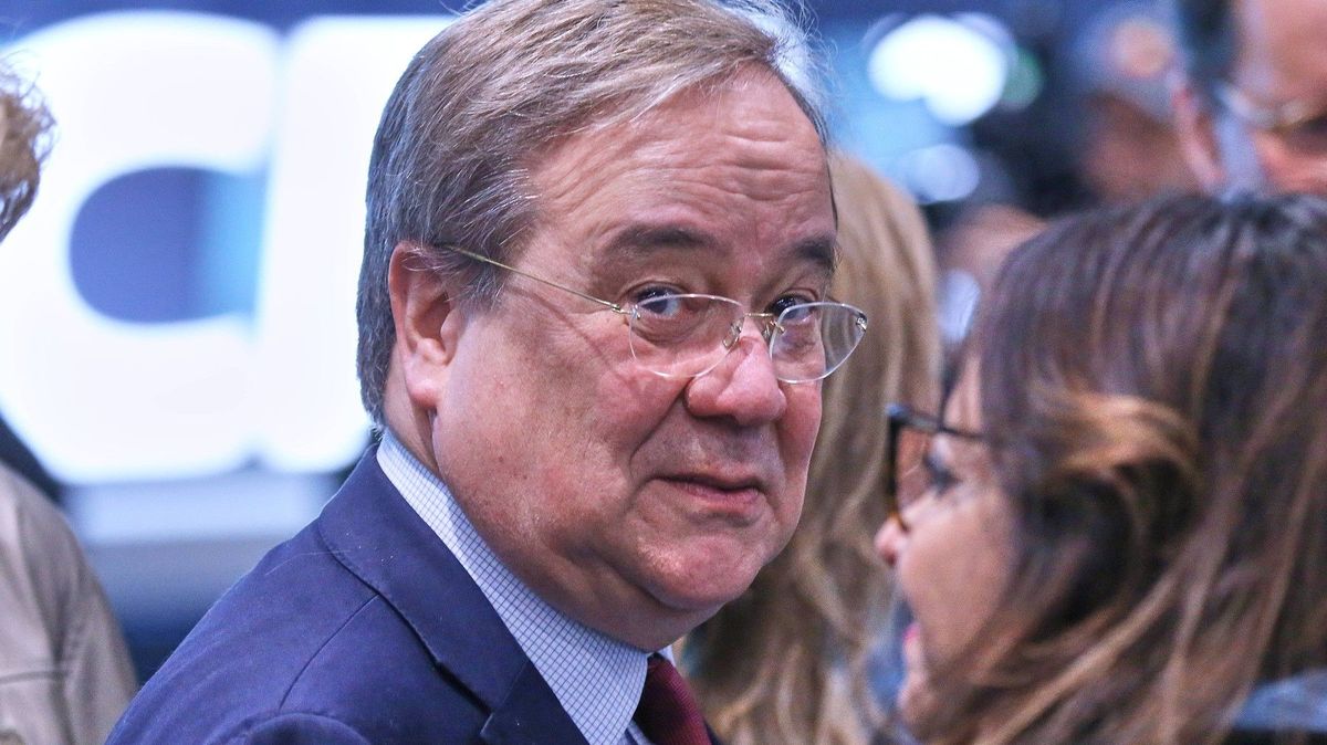 Kandidát na funkci šéfa německé diplomacie přišel o řidičák. Namísto padesátky se řítil téměř stovkou