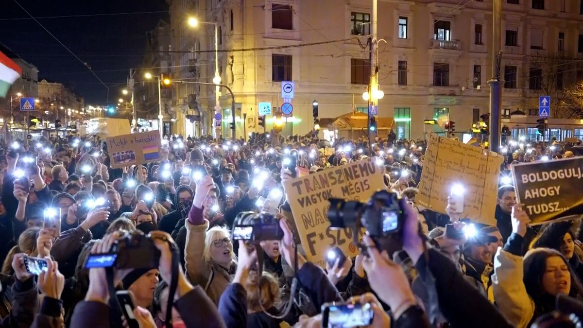 Tisíce lidí protestovaly v Budapešti za práva LGBTQ+ komunity