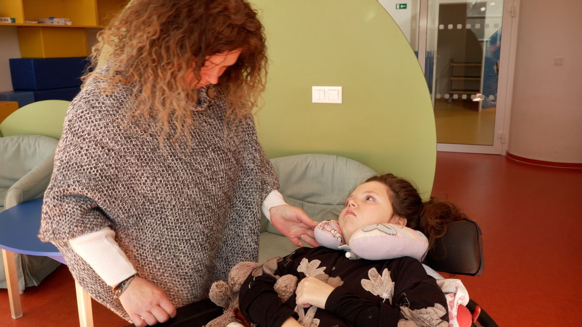 Po srážce autem je ve vigilním kómatu. Rodičům s rehabilitací i sociální péčí pomáhají v Choceradech