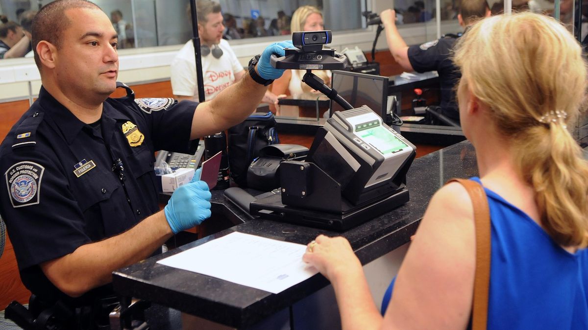 Francouzský vědec, kanadská herečka i Němec se zelenou kartou. USA přitvrdili s deportacemi i zatýkáním