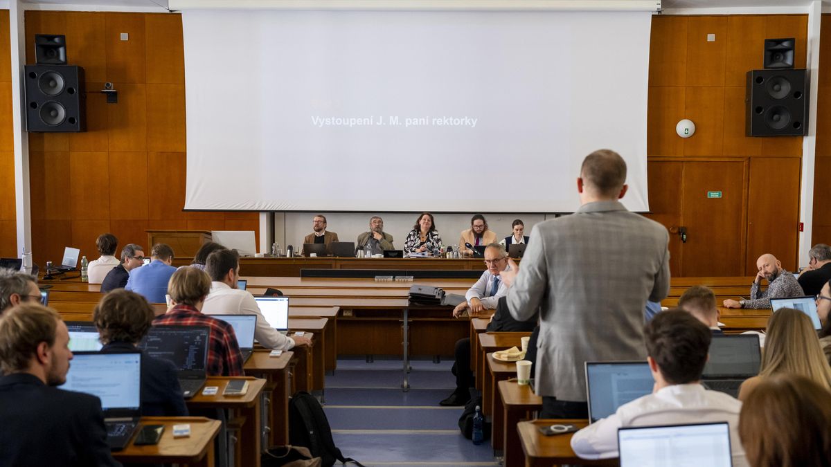 Na Univerzitě Karlově to vře. „Nechci být součástí kampaně rektorky,“ vzkázal prorektor a rezignoval