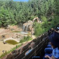 Na scéně Pokladu na Stříbrném jezeře nescházejí ani umělé vodopády.