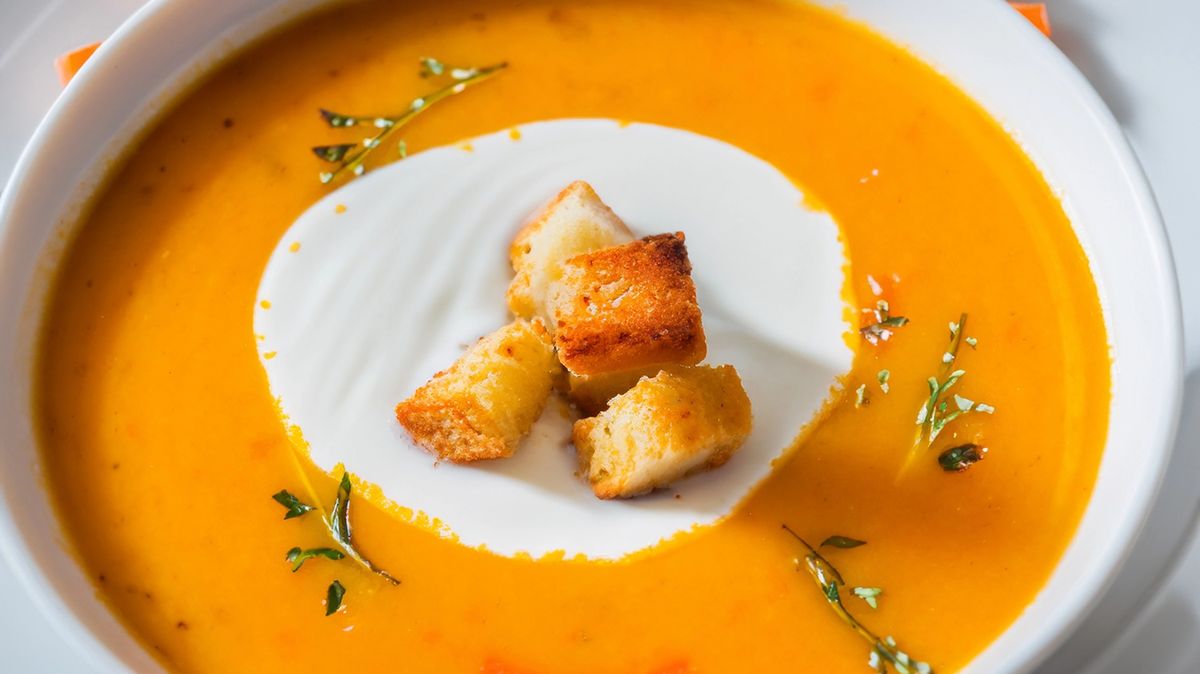 Recept na zářivou polévku z mrkve a červené čočky
