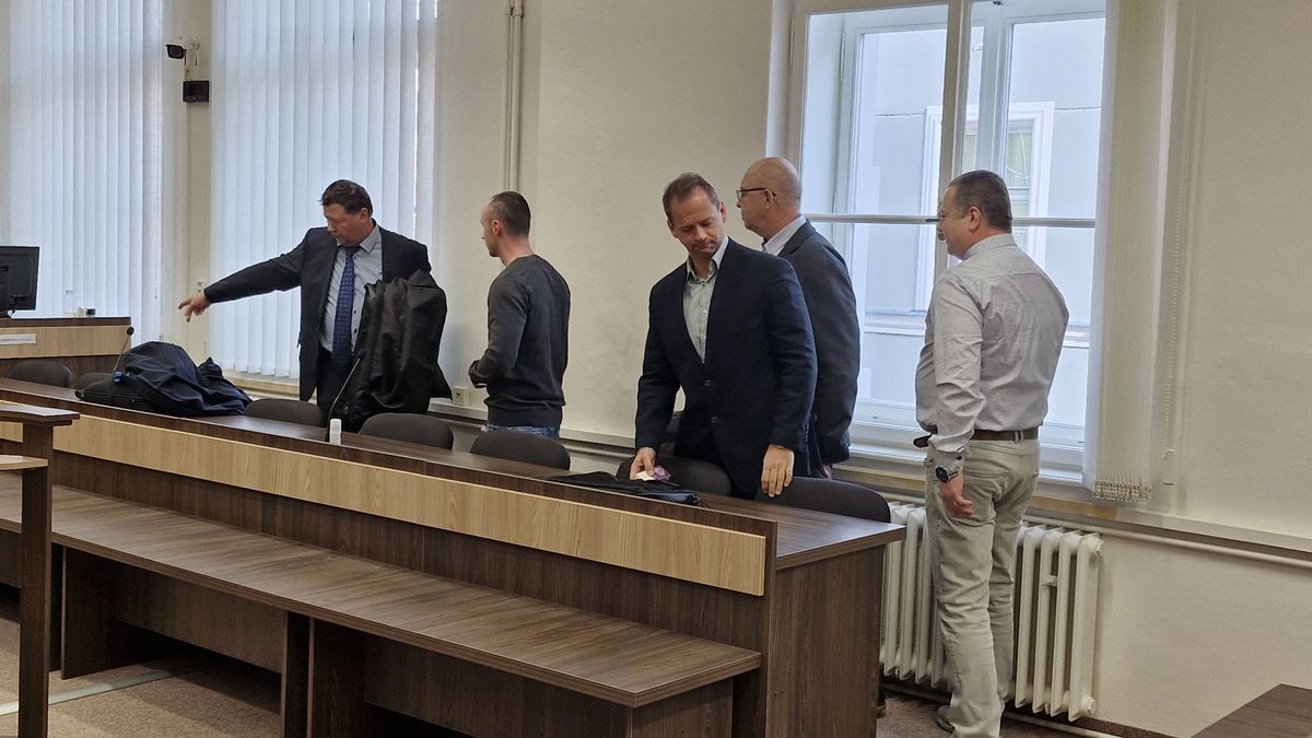 Bývalí dozorci z rýnovické věznice si u soudu vyslechli osvobozující rozsudek