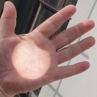 Projekce zatmění na ruku. Tento princip využívaly i některé hvězdárny, jež jev promítaly na plátna, aby jej lidé mohli pozorovat nejen skrze dalekohledy.