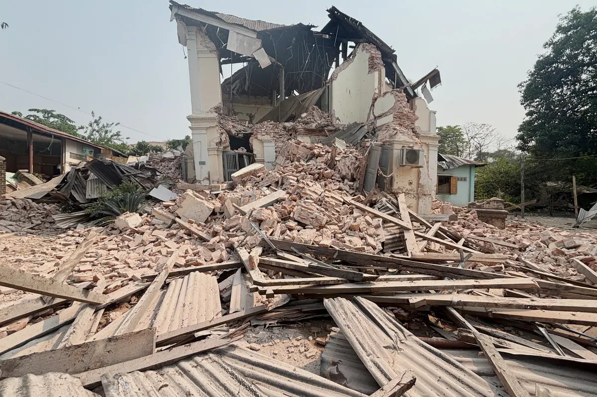 <p>A building is damaged after earthquake Friday, March 28, 2025, in Naypyitaw, Myanmar. (AP Photo/Aung Shine Oo)</p>