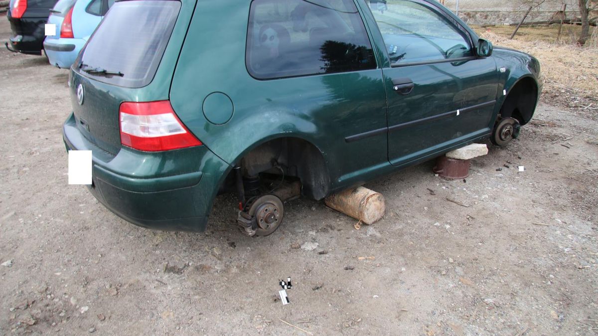 Zloděj s hrncem a cihlami šel krást ve Volarech kola aut. Odnesl si jich dvanáct