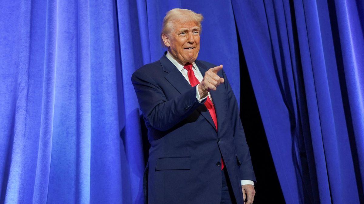 Zaměstnanci Hlasu Ameriky žalují Trumpovu administrativu kvůli omezení financování