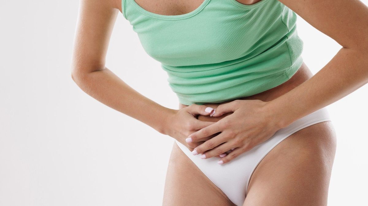 Bolestivá menstruace, neplodnost i utrpení při sexu. Endometriózu část gynekologů ani neodhalí