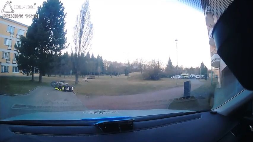 Rychle a zběsile. Honička v ulicích Žďáru nad Sázavou skončila havárií motorkáře, zradil ho obrubník
