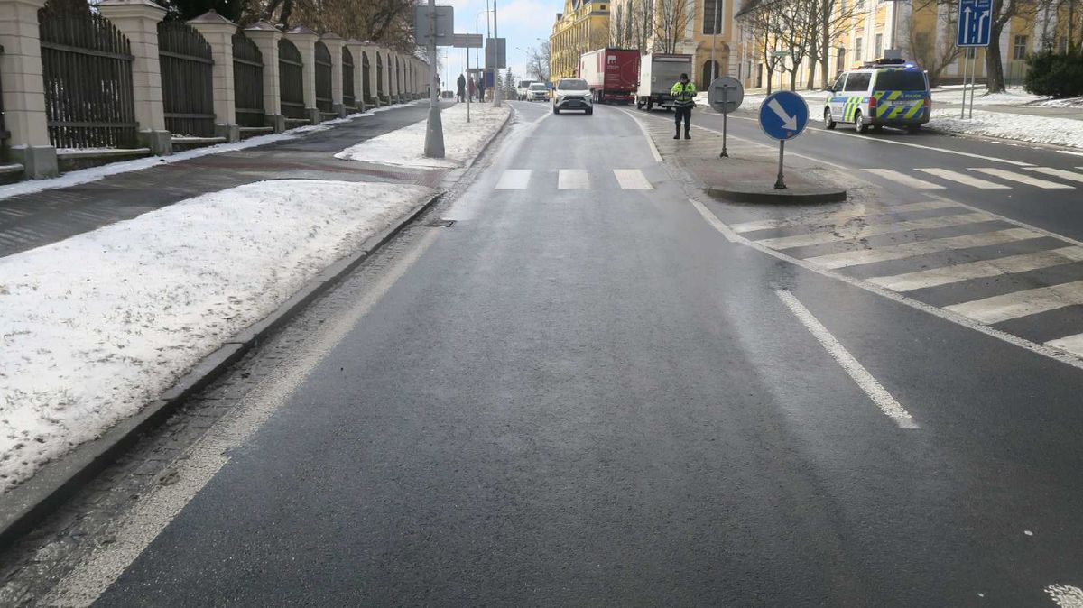 Řidič nabral na přechodu v Bruntále dvě děti. Od nehody s nadávkami ujel