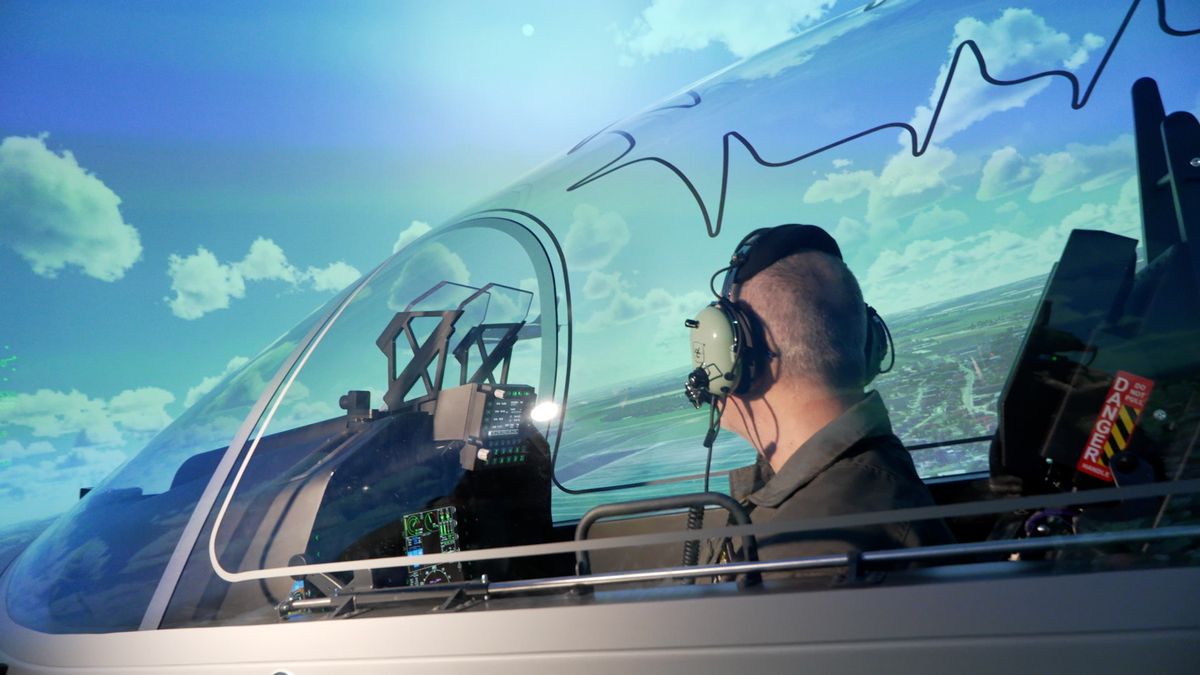 Rychlejší a levnější výcvik. Armádní piloti budu v Pardubicích cvičit na novém simulátoru L-39 Skyfox