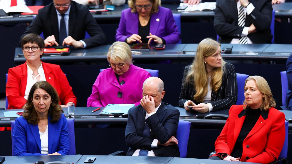 Nová role. Scholz vyměnil vládní lavici za místo mezi poslanci