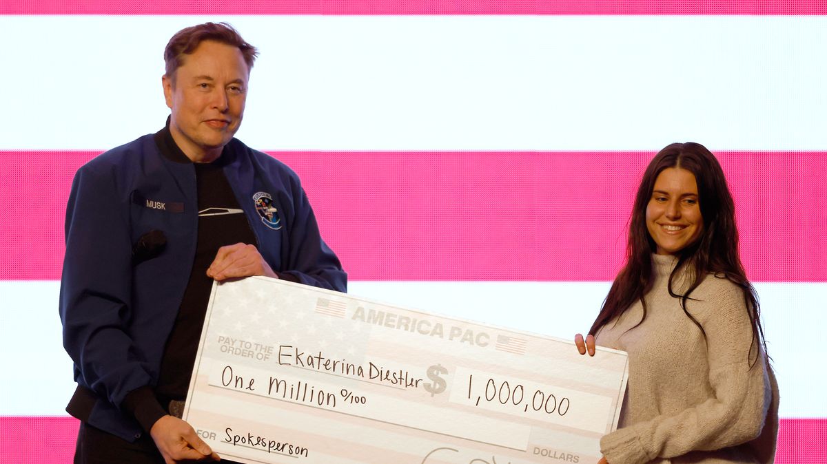 Hlasovala jsem a dal mi milion dolarů. Obdarovaná zadělala Muskovi na problém, video nechal smazat