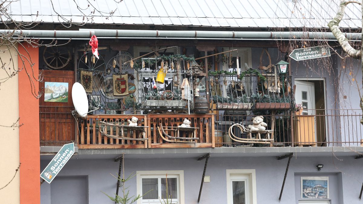 Bizarní balkon plný haraburdí z Rakouska přitahuje v Ostravě zvědavce