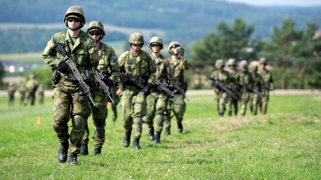 Zvyšování obranných výdajů si přeje třetina Čechů