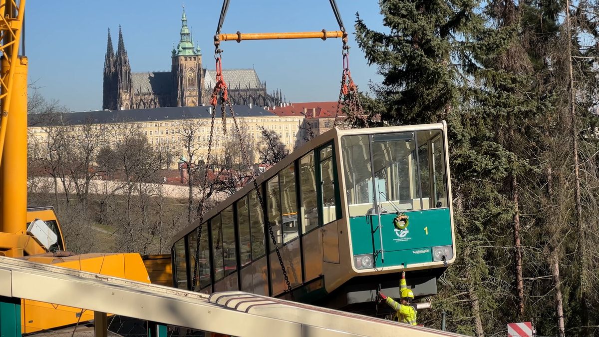 Vozy petřínské lanovky jsou po 40 letech pryč
