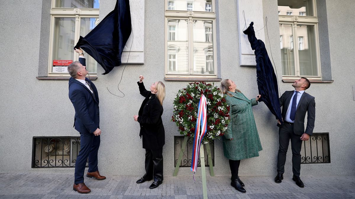 Praha odhalila nové pamětní desky dvěma obětem komunistického režimu
