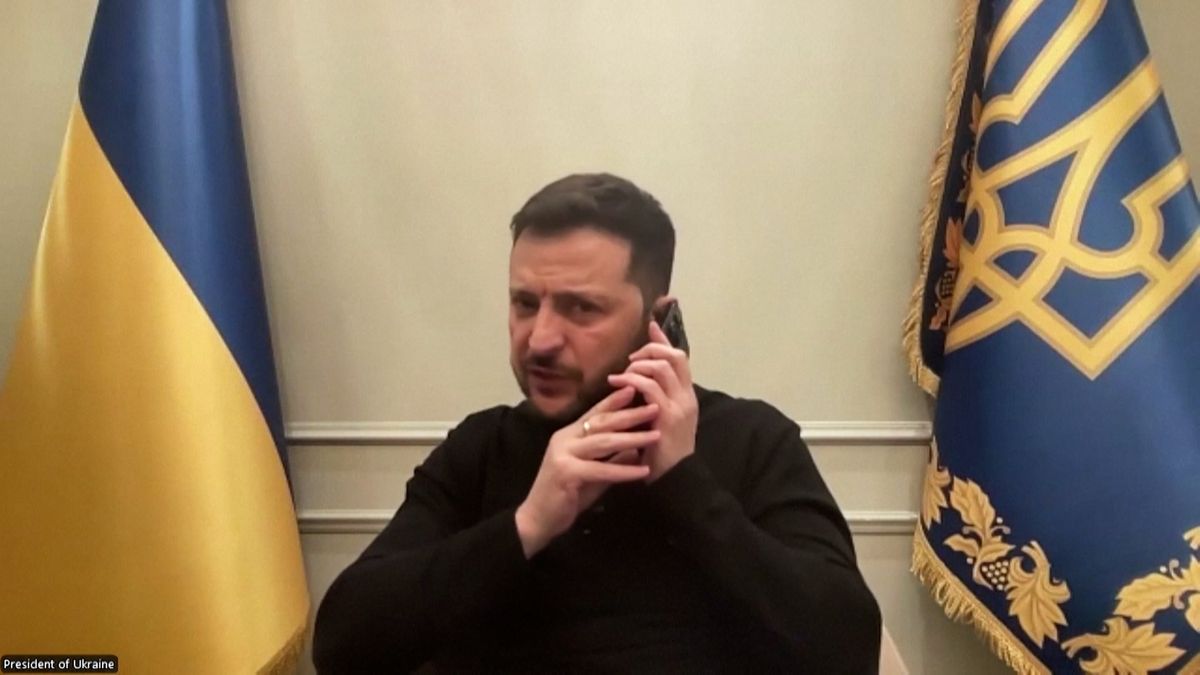 Emmanueli, zavolám později. Zelenskyj zvedl telefon na tiskové konferenci se Scholzem