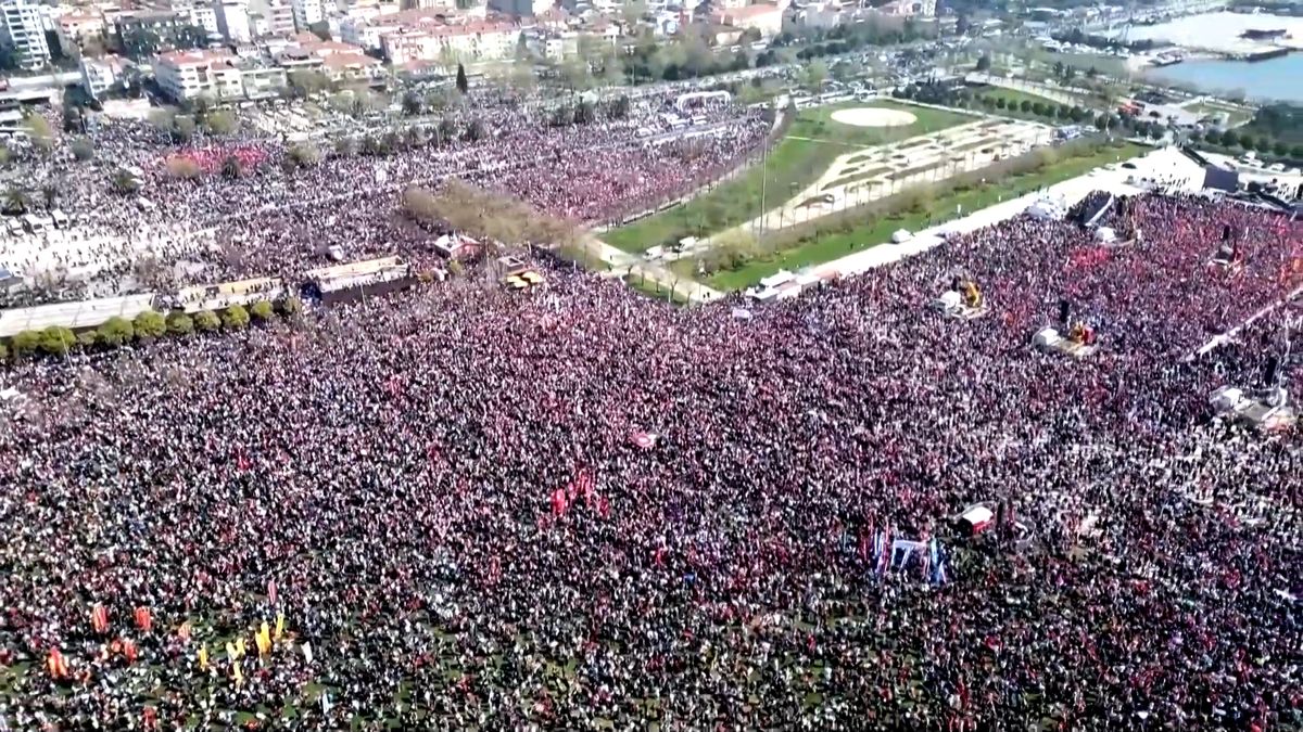 KRÁTCE: Statisíce lidí se účastnily víkendových protestů v Istanbulu