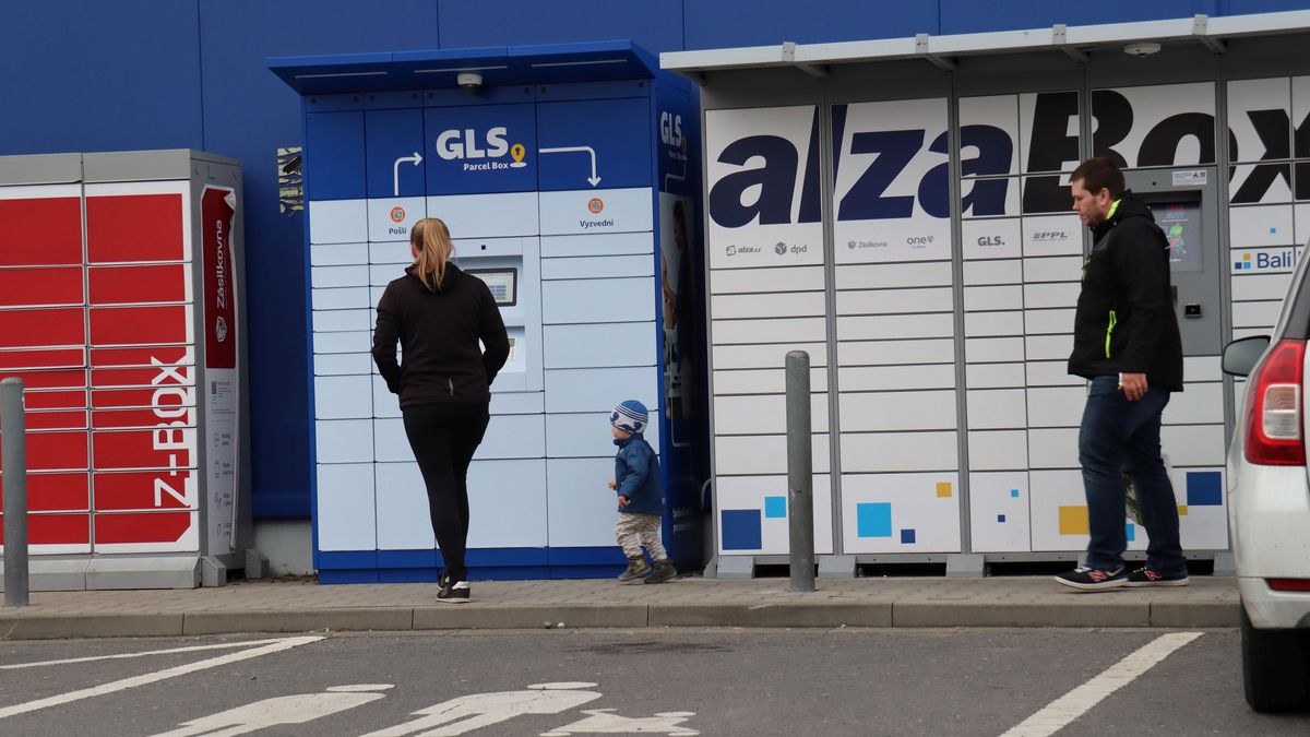 Výdejní boxy plní ulice měst i obcí, radnice je plánují regulovat