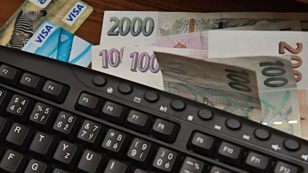 Vydávají se za policisty či bankéře. Podvedení přišli o 20 milionů