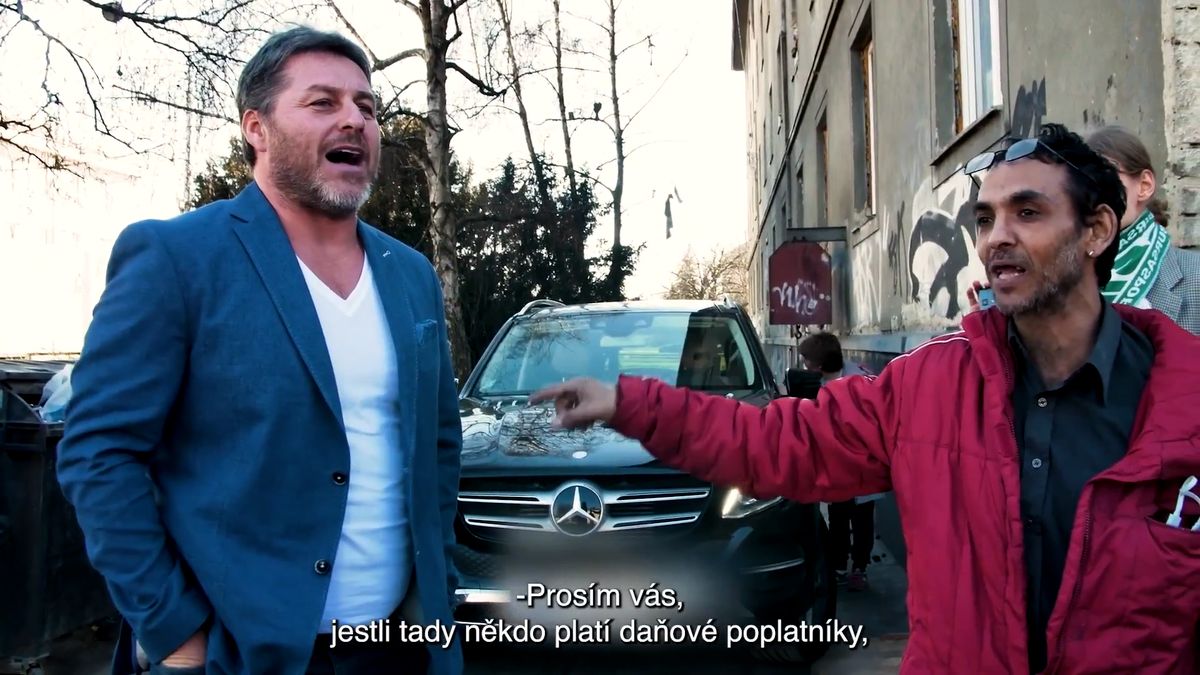 RECENZE: Dům bez východu účastným způsobem přibližuje brněnský obchod s chudobou