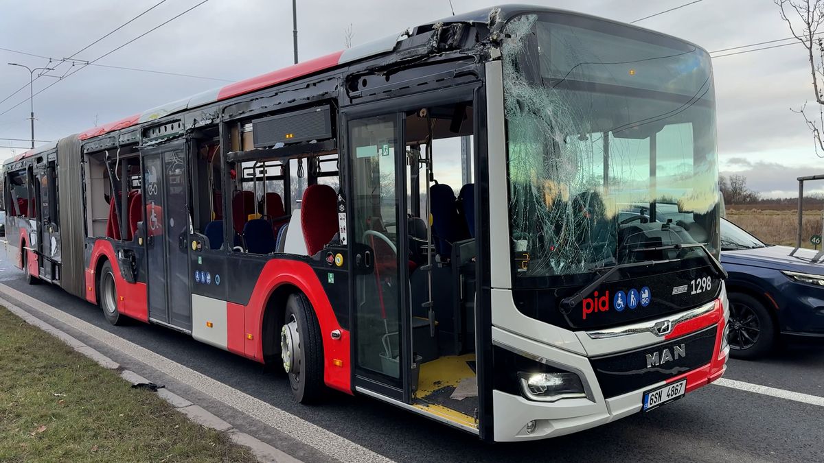 Autojeřáb na Evropské v Praze rozpáral kloubový autobus