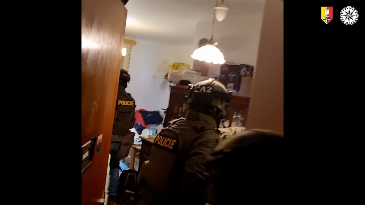 Milostné dopisy s příměsí drog. Policie zadržela skupinu, která do věznic dodávala sofistikovanou omamnou látku