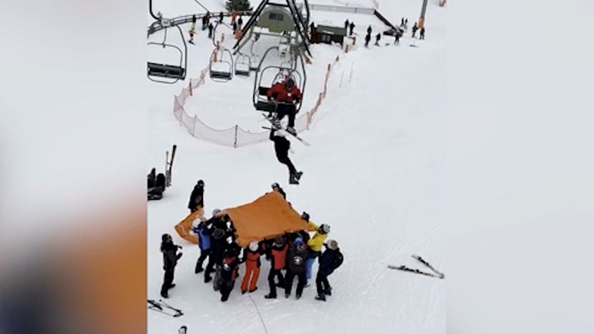 Chlapec visel z lanovky, díky ostatním lyžařům dopadl do měkkého