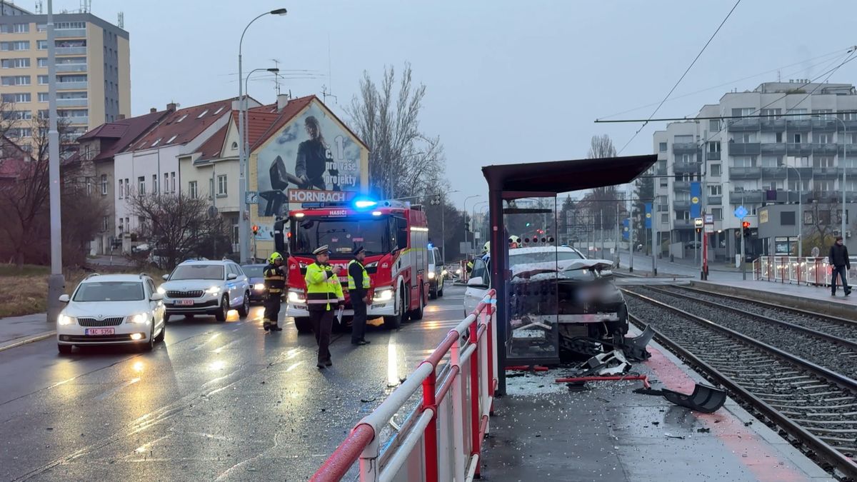 V nemocnici zemřela 105letá pasažérka z auta, které v Praze vjelo na zastávku