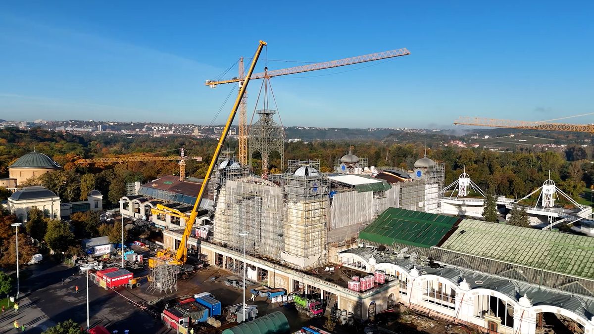 Průmyslový palác chce otevřít příští rok. Obnovuje se ocelová konstrukce, dokončují vitráže