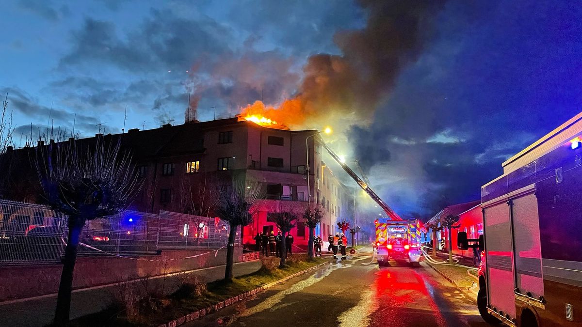 V Novém Městě nad Metují hořel bytový dům, zranili se čtyři lidé včetně hasiče